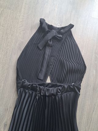 Vestido negro plisado