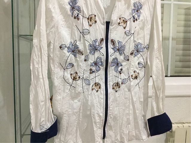 Blusa Punto Roma blanca y azul