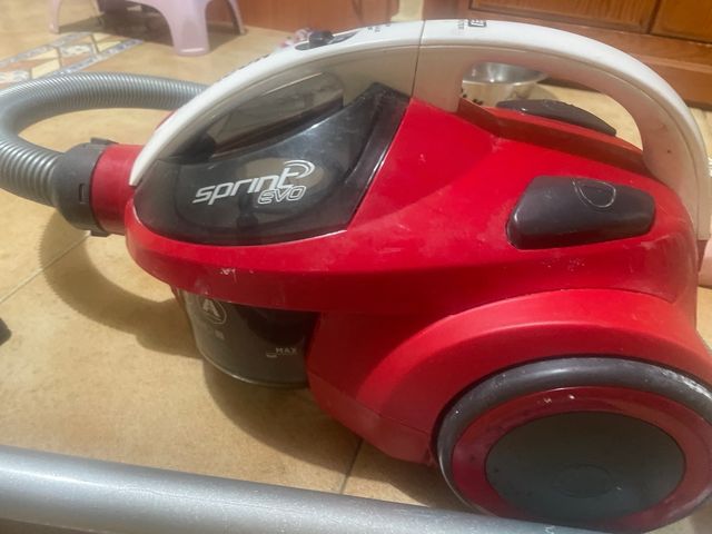 Aspiradora Hoover Sprint Evo roja