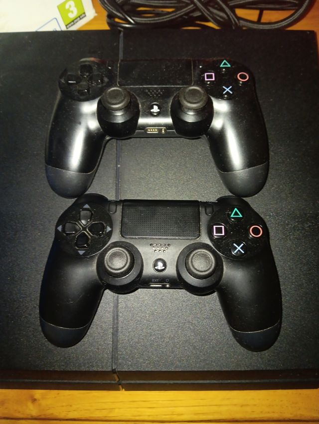 PS4 (PlayStation 4) negra