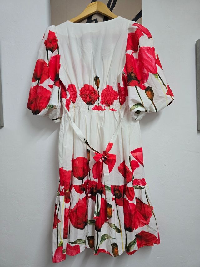 Vestido floral rojo y blanco