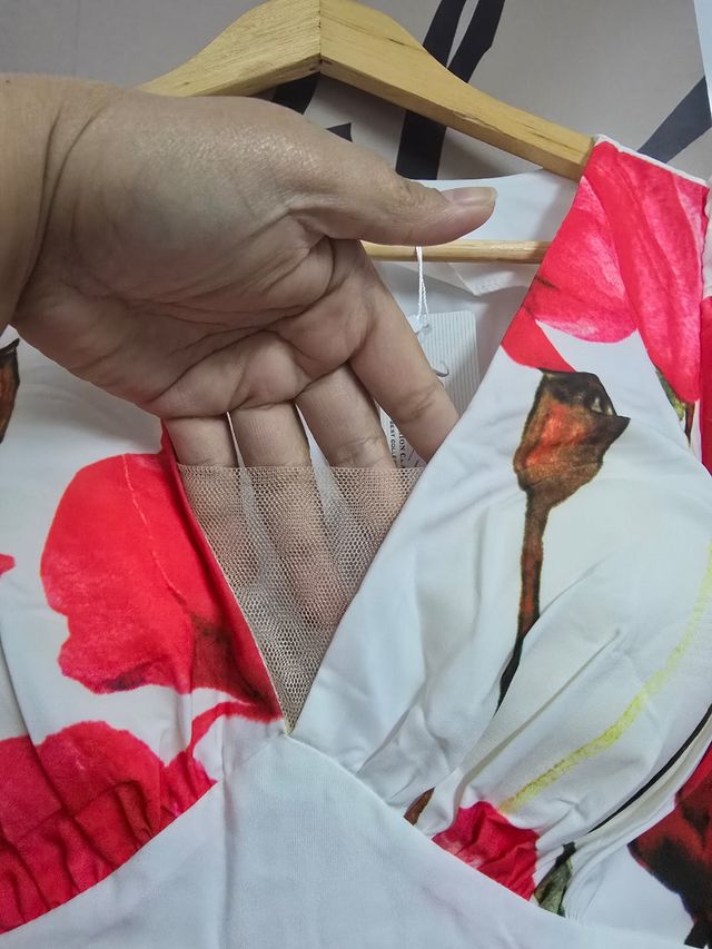 Vestido floral rojo y blanco