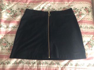 Falda negra con cremallera dorada (H&M, talla 44)