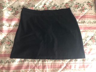 Falda negra con cremallera dorada (H&M, talla 44)