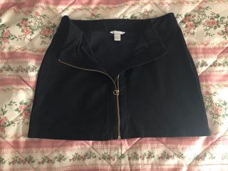 Falda negra con cremallera dorada (H&M, talla 44)
