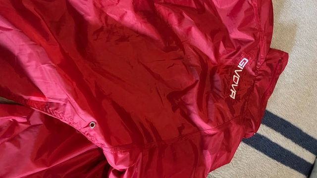 Chubasquero Givova rojo