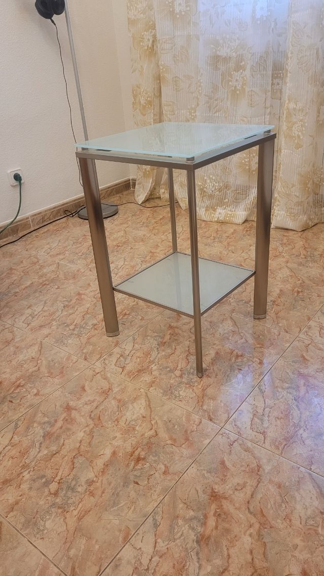Mesa auxiliar cristal y aluminio 