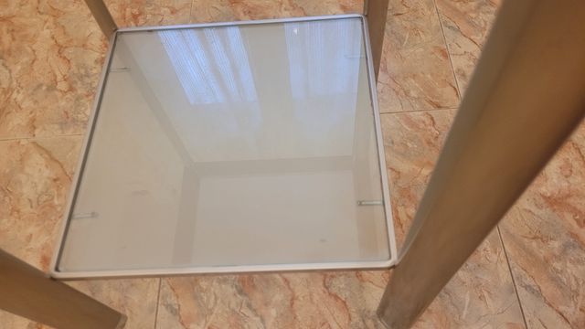 Mesa auxiliar cristal y aluminio 