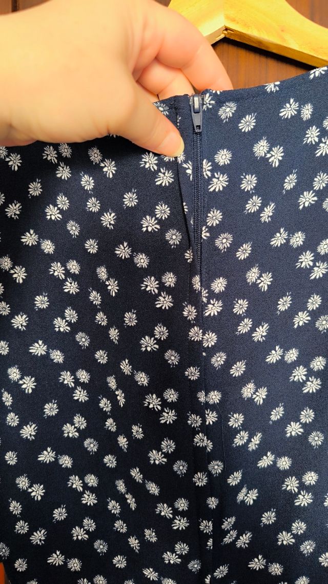 Vestido azul marino con flores - Talla M