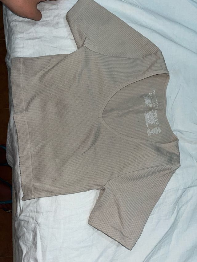 Top corto beige & shorts negros