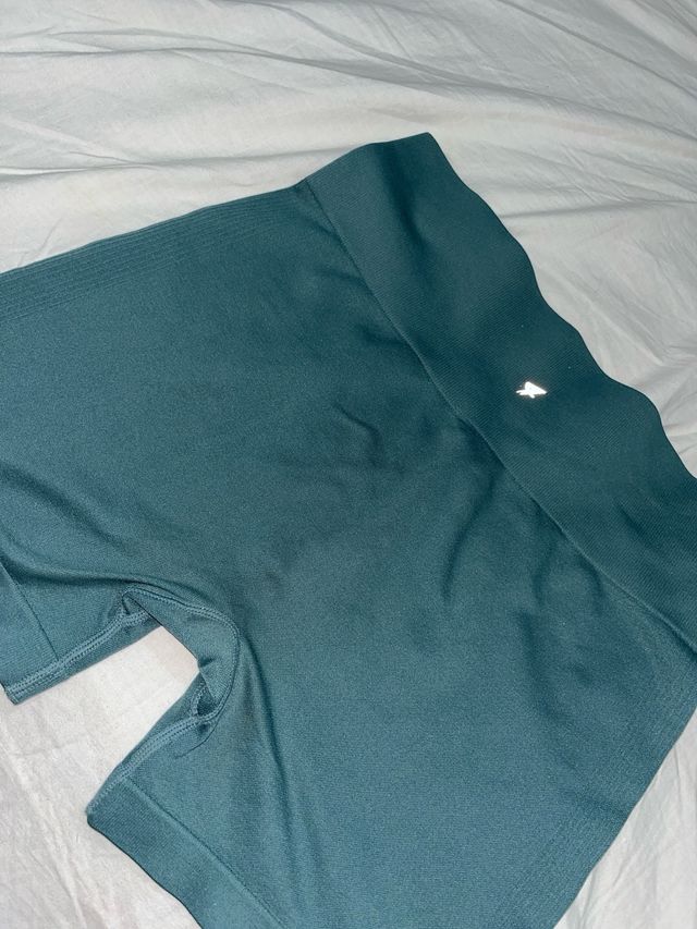 Top corto beige & shorts negros