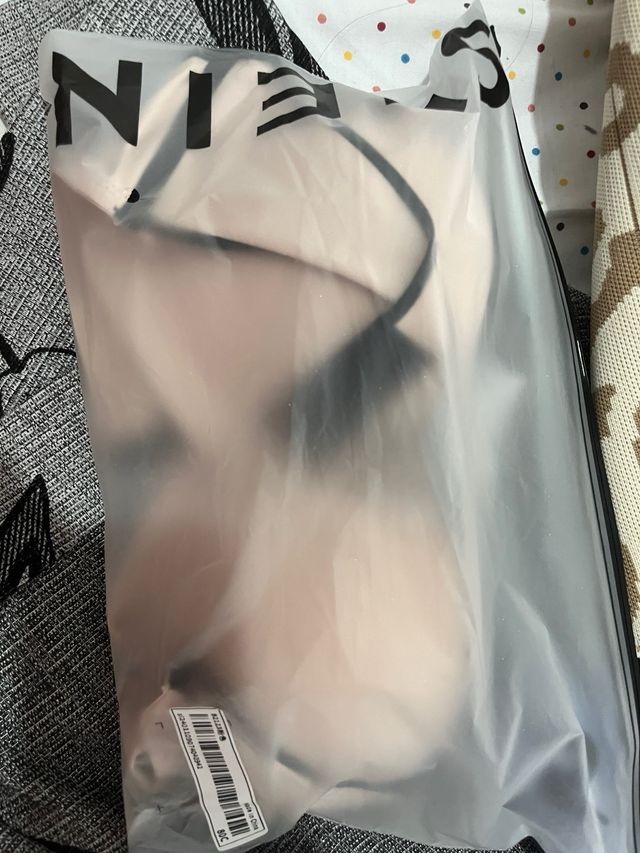 Top corto beige & shorts negros