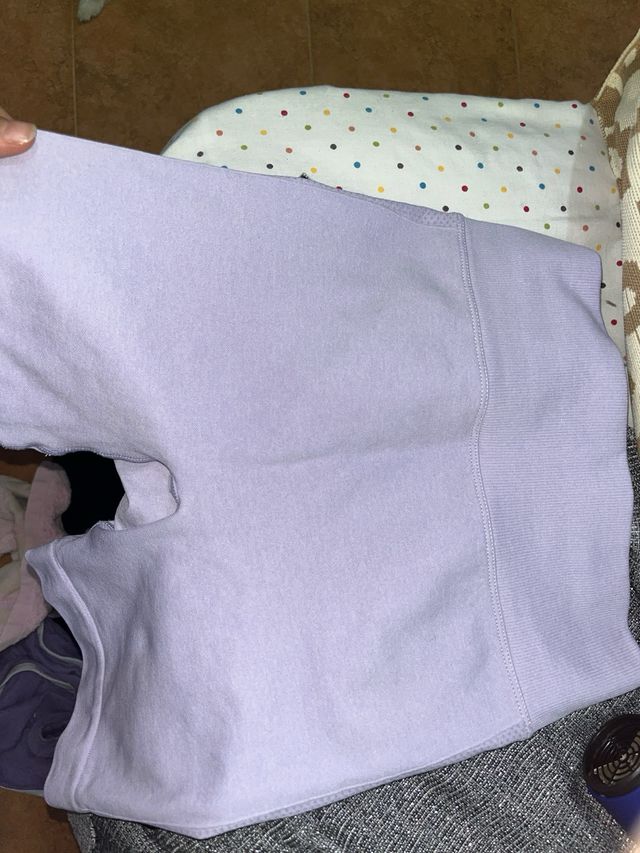 Top corto beige & shorts negros