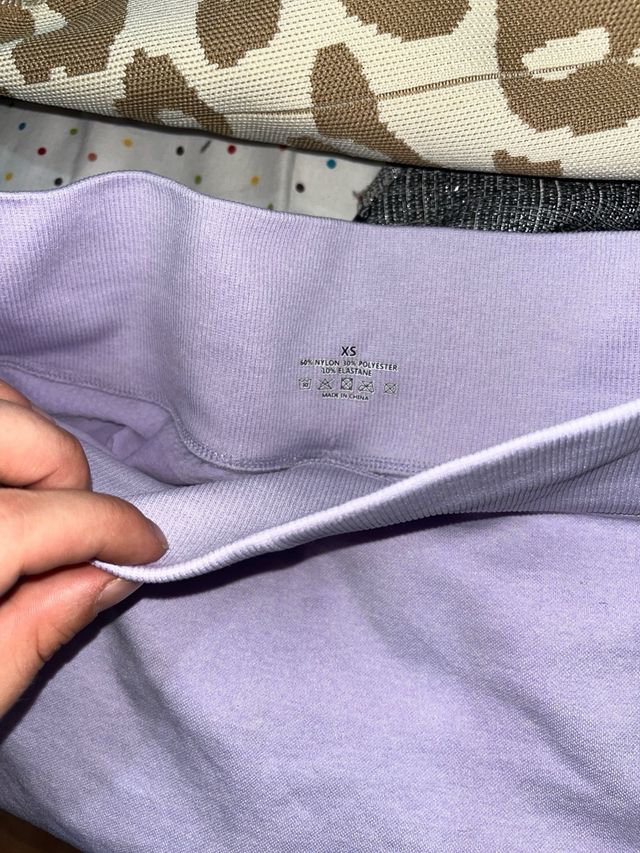 Top corto beige & shorts negros