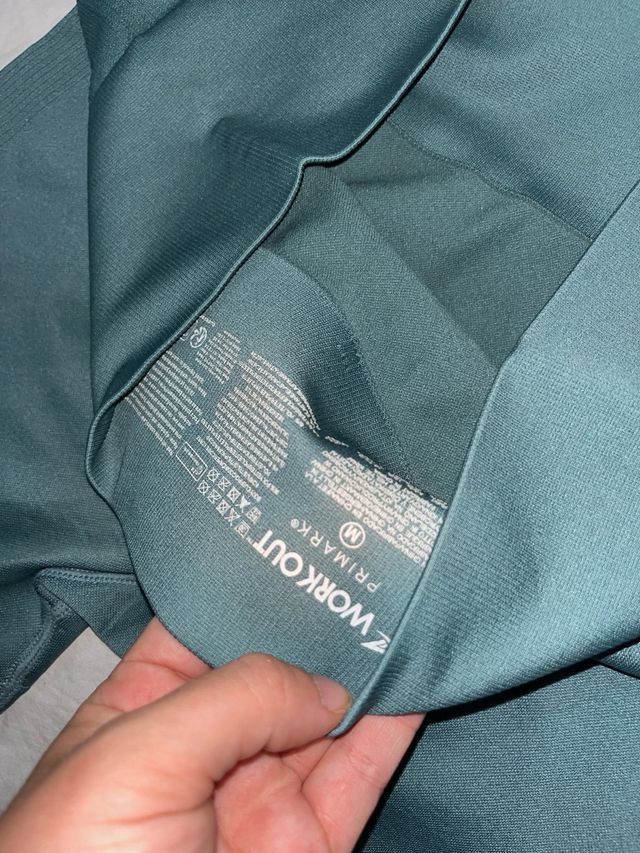 Top corto beige & shorts negros