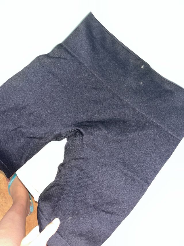 Top corto beige & shorts negros