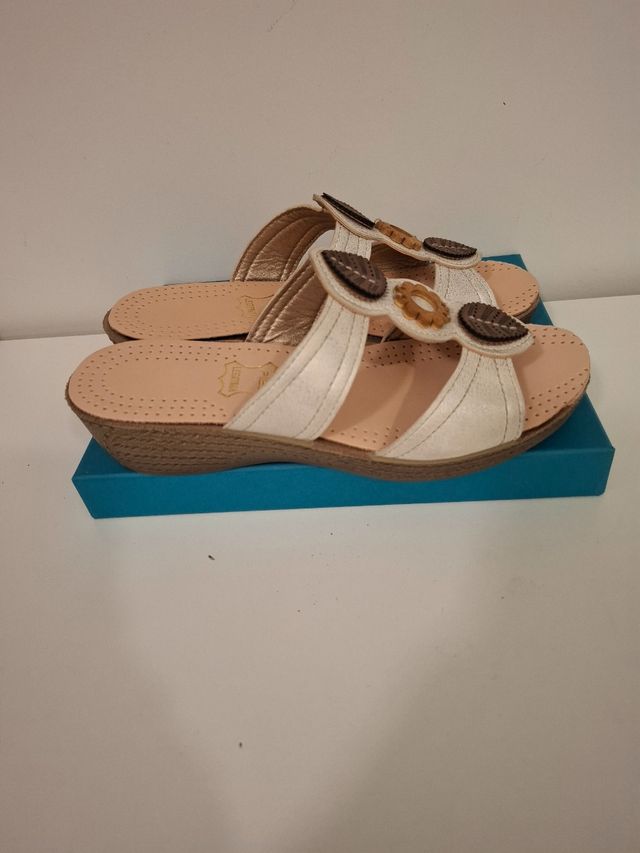 Sandalias blanca
 marrones. Plantilla Cuero legiti