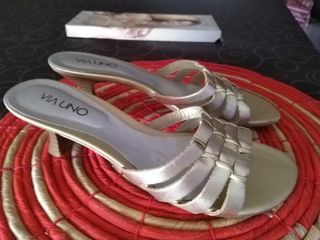 Sandalias Via Uno doradas
