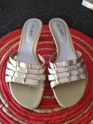 Sandalias Via Uno doradas
