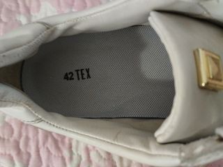 Zapatillas Michael Kors blancas y doradas