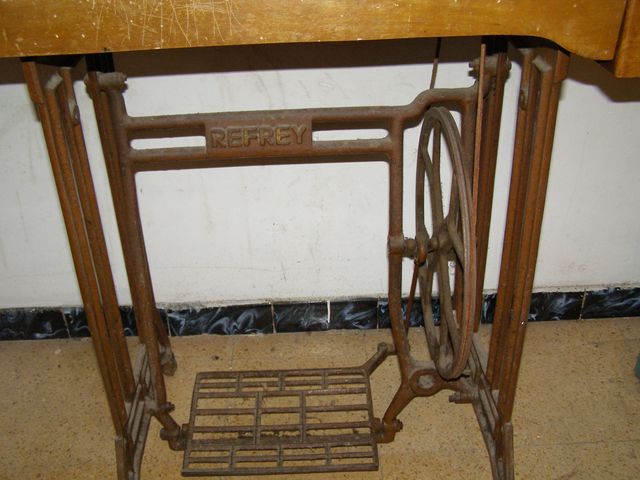 Máquina coser Refrey Antigua