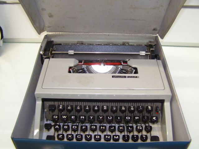 Olivetti Dora: Máquina de escribir