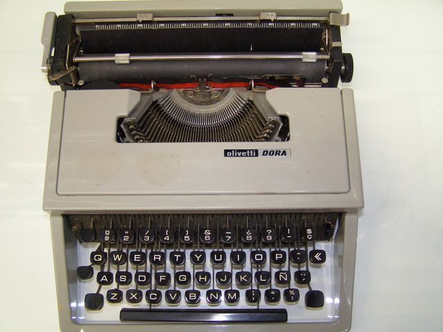 Olivetti Dora: Máquina de escribir