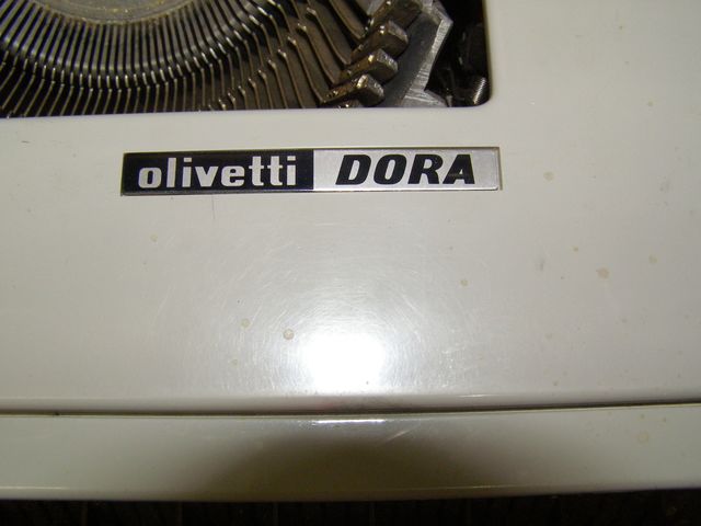 Olivetti Dora: Máquina de escribir