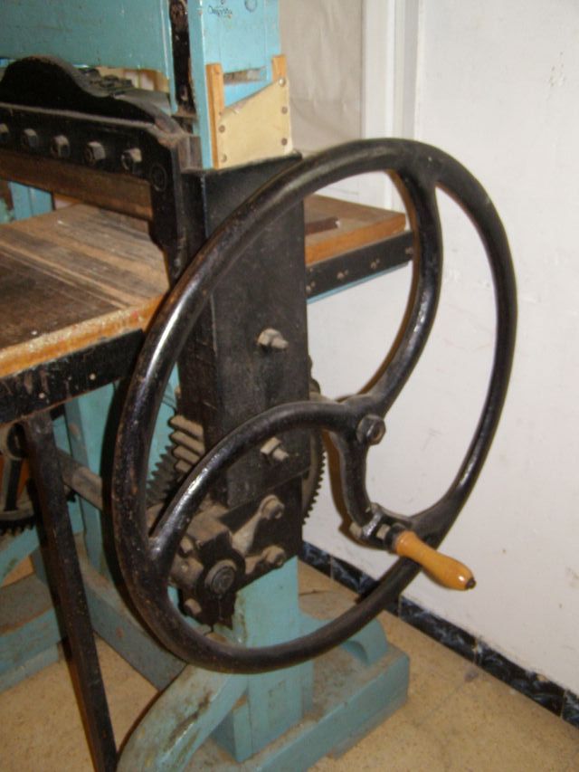 Guillotina antigua de imprenta