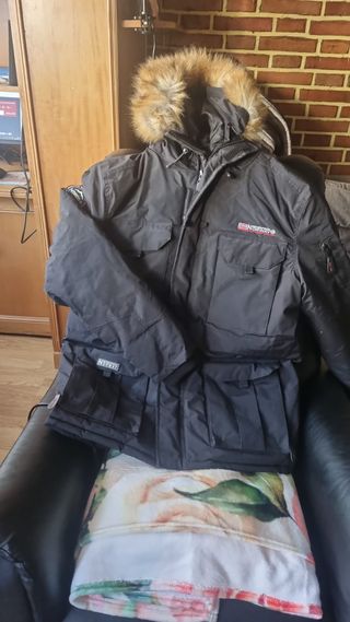 Parka negra Norway - con capucha y cremallera comp