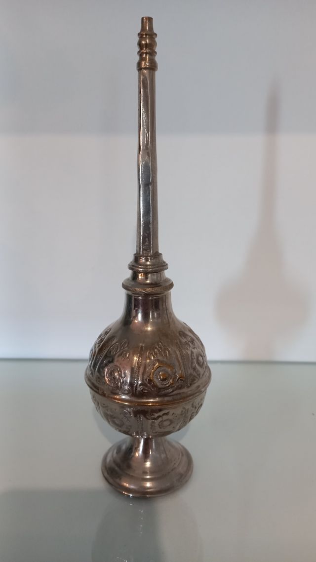 Antiguo perfumero metálico
