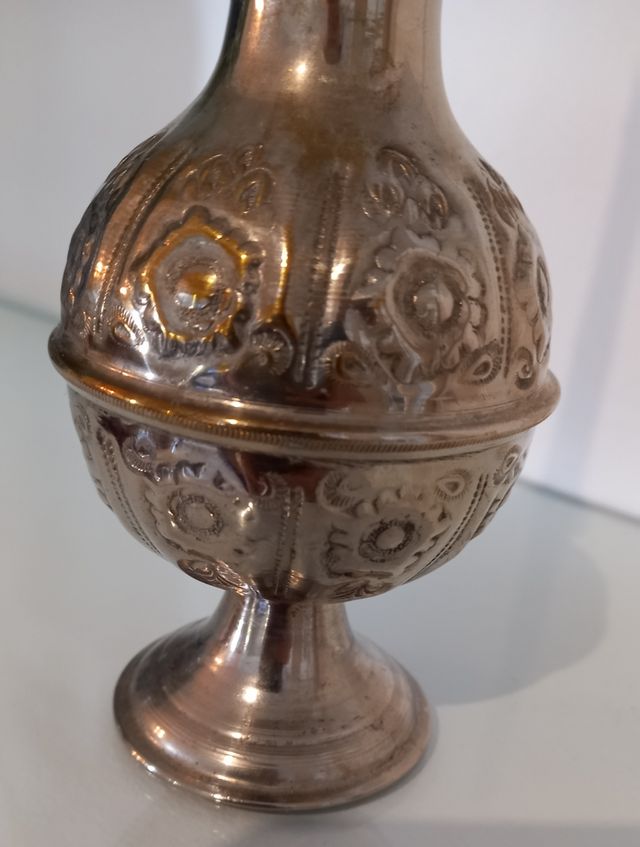 Antiguo perfumero metálico