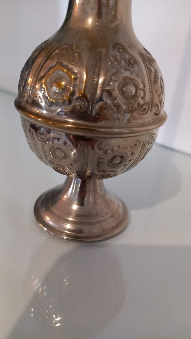 Antiguo perfumero metálico