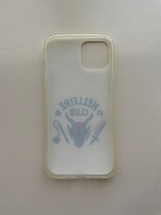 Funda iPhone 12 Pro. Hellfire Club Stranger Things