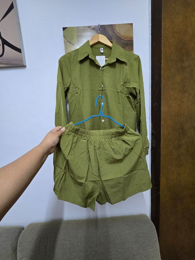 Conjunto blusa y short verde oliva