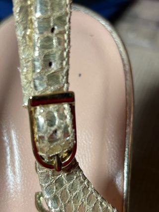 Sandalias Lodi doradas nuevas preciosas