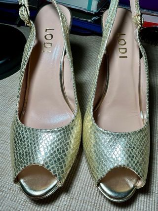Sandalias Lodi doradas nuevas preciosas