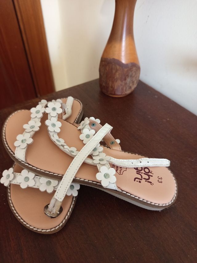 Sandalias niña blancas flores talla 33