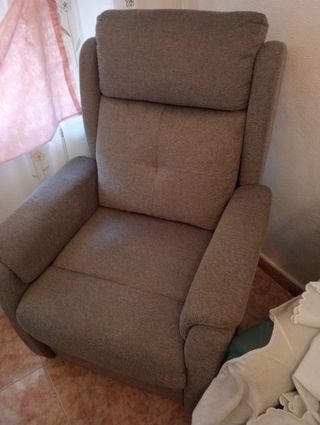 Sillón reclinable gris de tela, con mando.