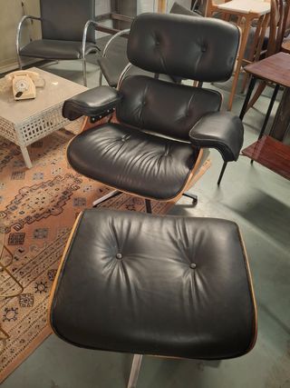 Butaca y otomana Eames polipiel negra