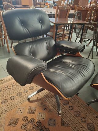 Butaca y otomana Eames polipiel negra