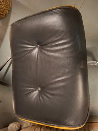 Butaca y otomana Eames polipiel negra (REPLICA)