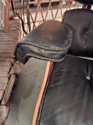 Butaca y otomana Eames polipiel negra (REPLICA)