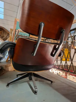 Butaca y otomana Eames polipiel negra (REPLICA)