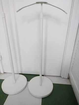 2 Percheros expositores blancos extensibles.