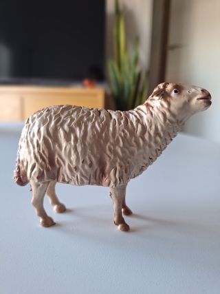 Oveja o carnero barro antiguo pesebre belén. 