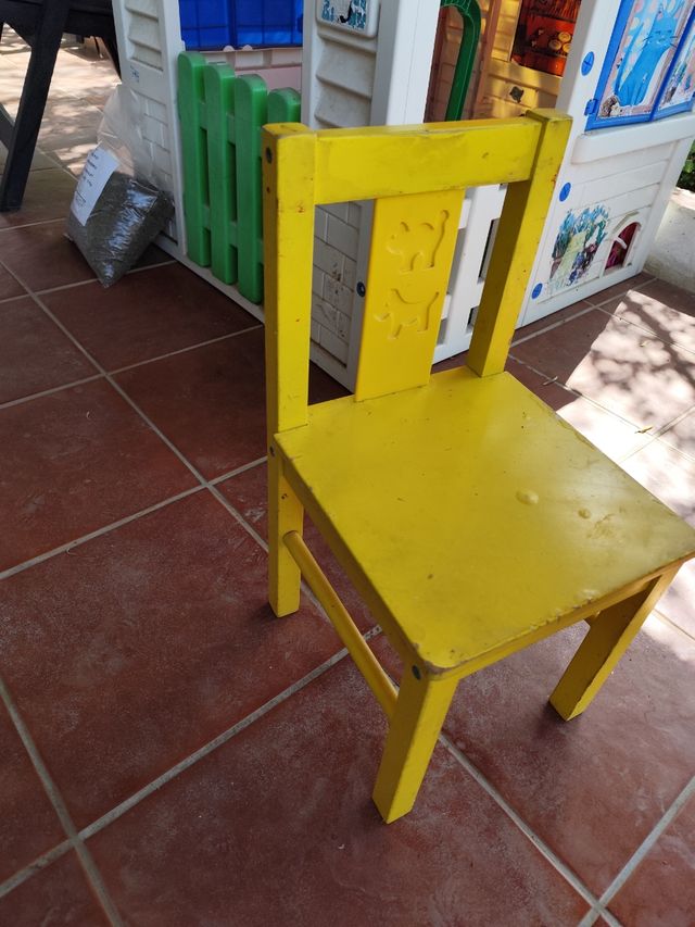 Mesa infantil + 2 sillas