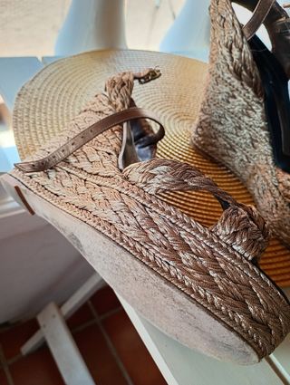 Sandalias cuña marrón