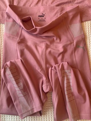 Conjunto deportivo Puma rosa y granate