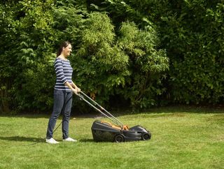 BLACK+DECKER Cortacésped 1000W